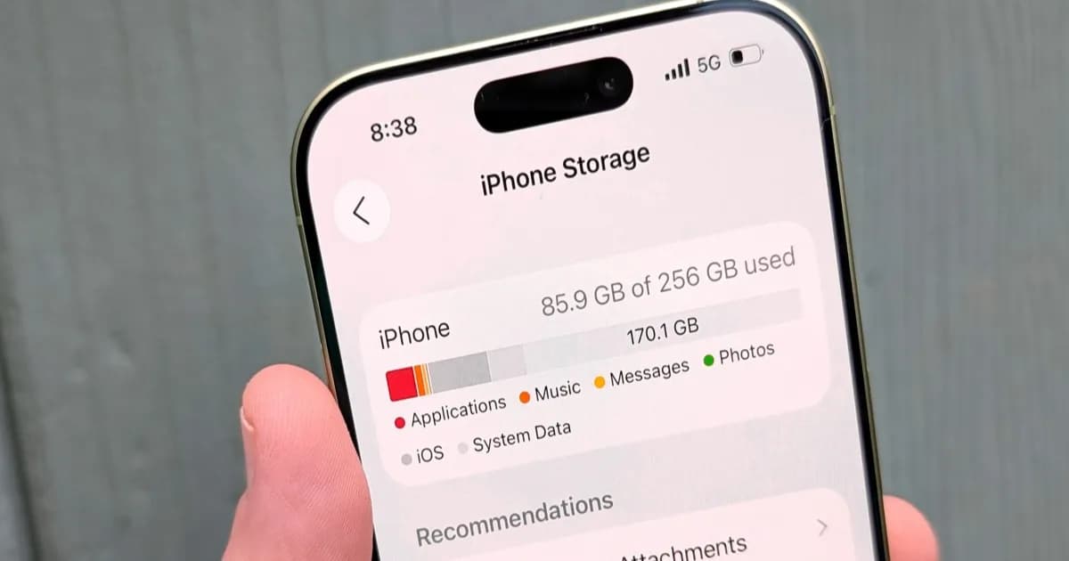 Ilustrasi layar penyimpanan iPhone yang penuh dengan notifikasi Storage Almost Full