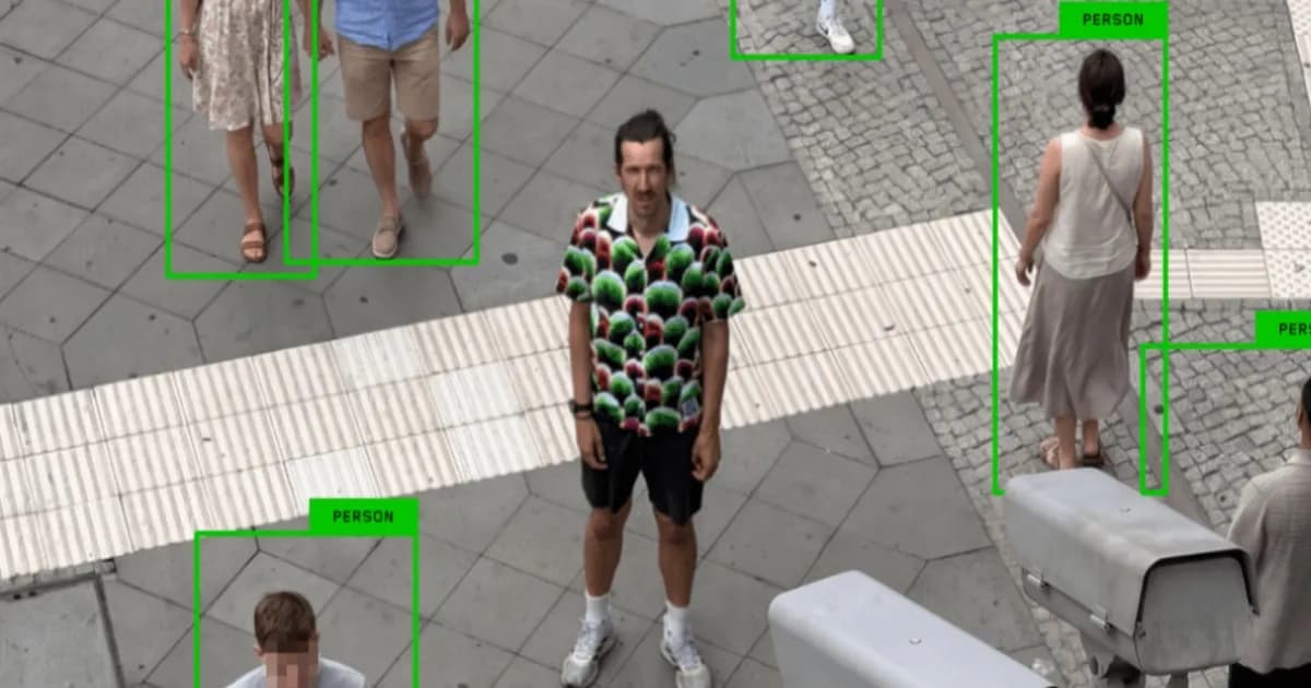 Kemeja anti AI surveillance dengan pola norak karya Simon Weckert yang mampu mengelabui kamera pengawas