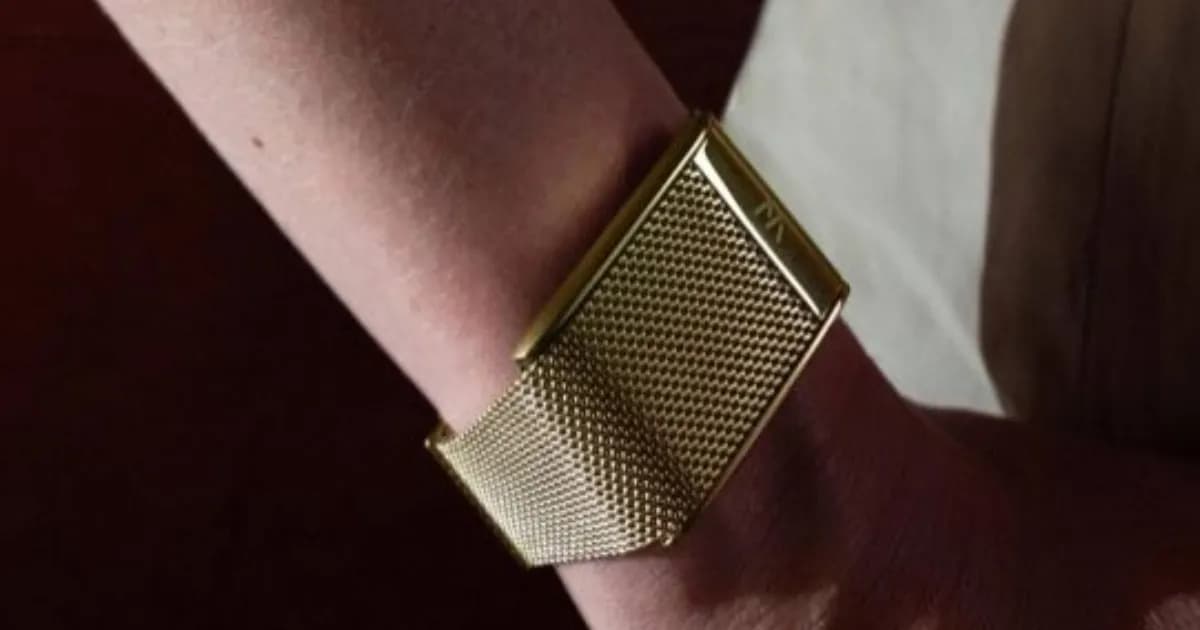 Whoop Meridian fitness tracker dengan band Milanese mesh