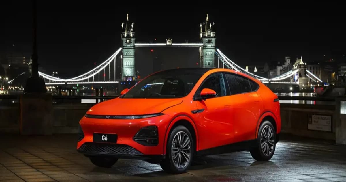 Xpeng G6 di depan Tower Bridge London saat peluncuran 2025