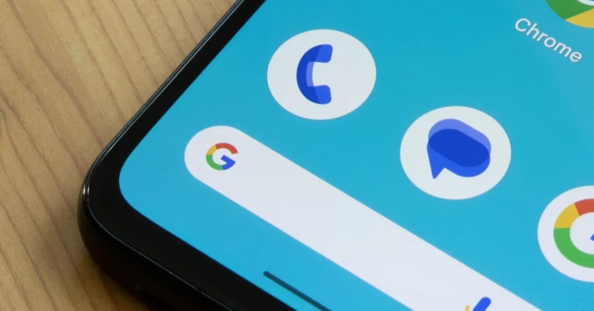 Ilustrasi bug Google Messages yang memecah percakapan grup menjadi beberapa thread terpisah di layar ponsel Android