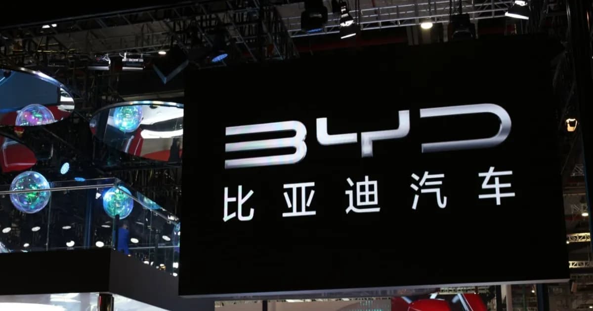 Booth BYD di pameran otomotif dengan produk kendaraan listrik terbaru