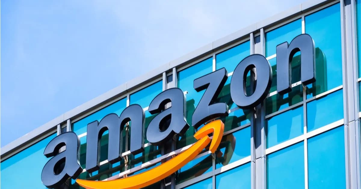 Logo Amazon dengan latar belakang gelap menggambarkan perusahaan e-commerce yang digugat FTC