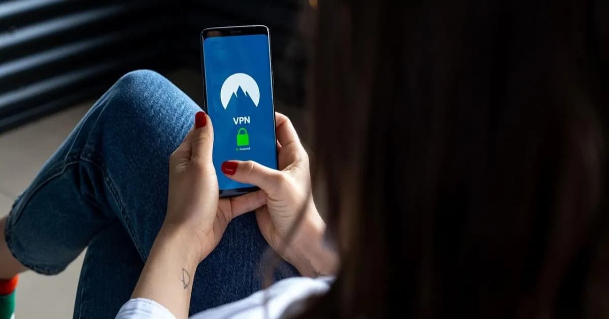 NordVPN pada layar ponsel dengan tampilan antivirus generasi terbaru