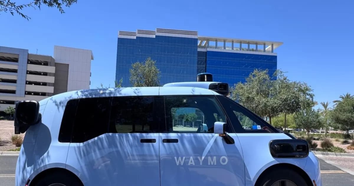 Armada robotaxi Waymo Jaguar I-Pace dan minivan Ojai di jalanan kota Denver