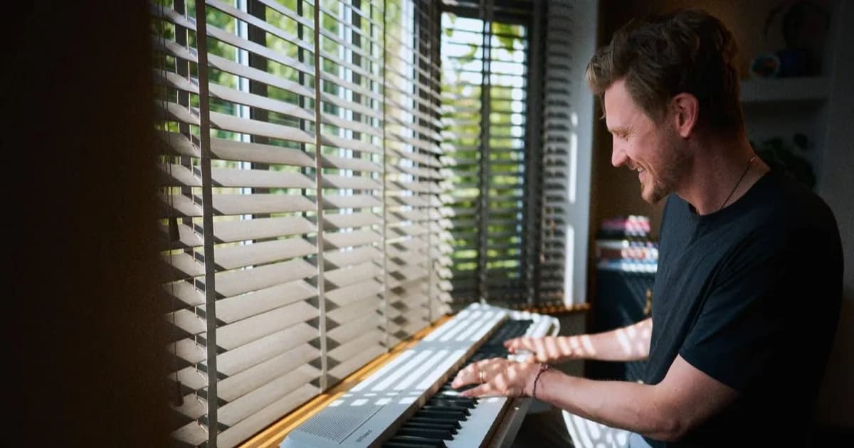 Roland FP-40 piano digital dengan koneksi Wi-Fi bawaan dan aplikasi Piano Sphere