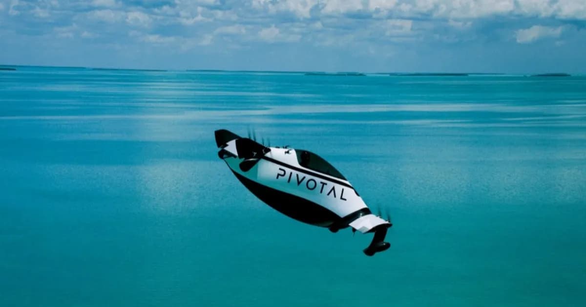 Ken Karklin mantan CEO Pivotal di samping pesawat eVTOL Helix