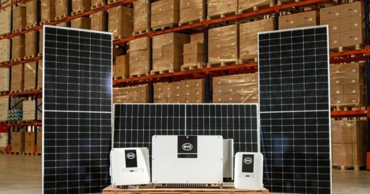 Paket solar kit BYD yang dijual di dealer Brasil dengan kapasitas 4,8 kWp