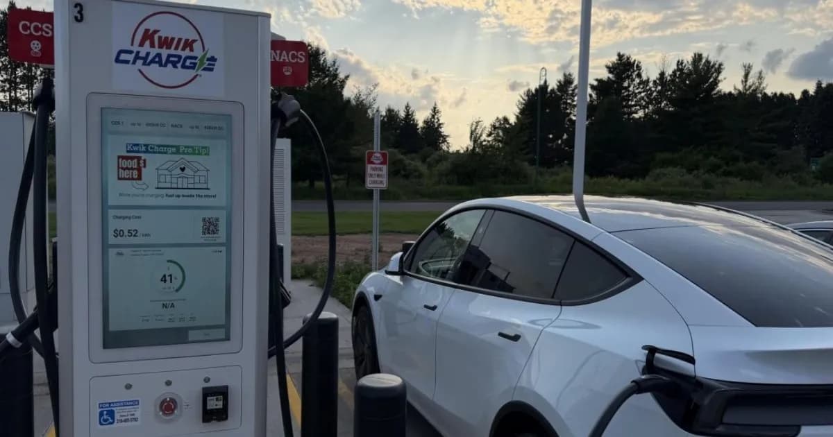 Stasiun pengisian fast charging EV di Minnesota dengan latar fasilitas Kwik Trip