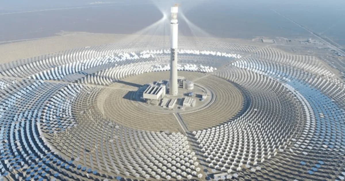 Ladang panel surya skala besar di China dengan teknologi penyimpanan molten salt