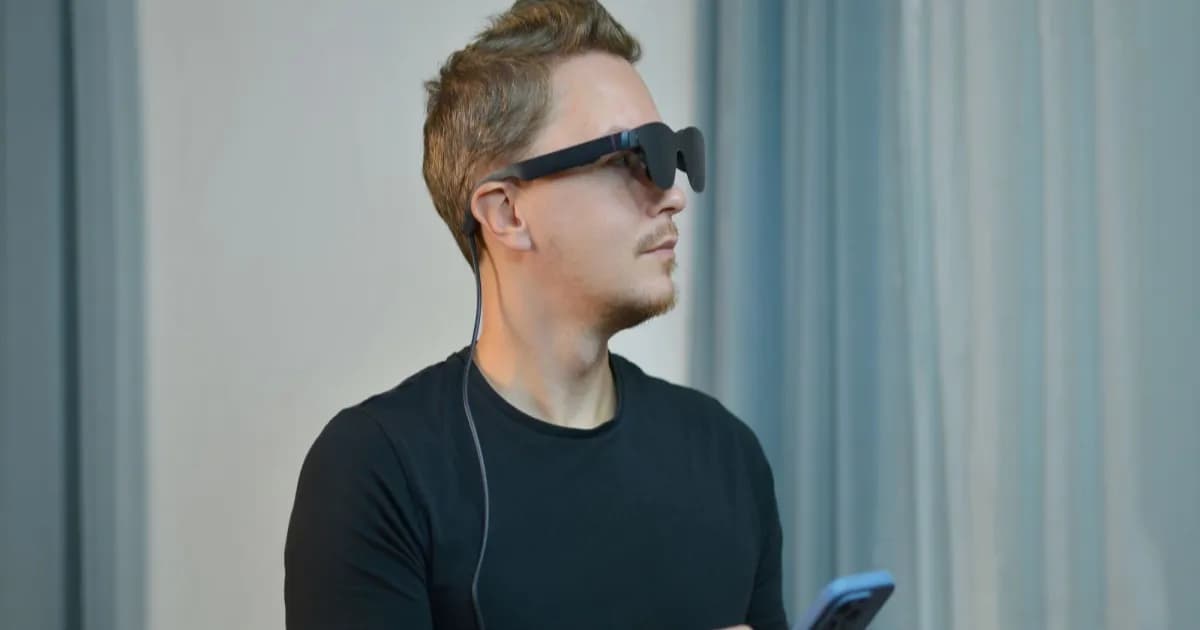 Ilustrasi aplikasi pendeteksi smart glasses di ponsel untuk melindungi privasi dari rekaman diam-diam