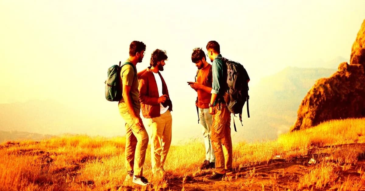 Pendaki Gunung Shasta berkonsultasi dengan smartphone untuk navigasi