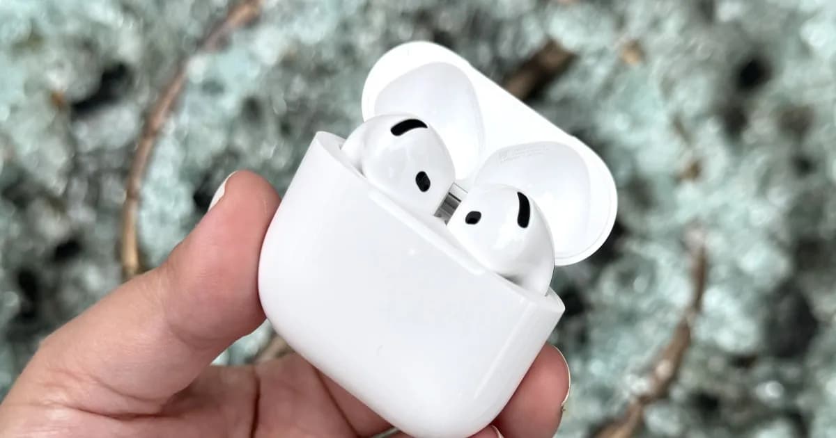 Ilustrasi AirPods 5 generasi terbaru Apple dengan desain earbuds nirkabel entry-level