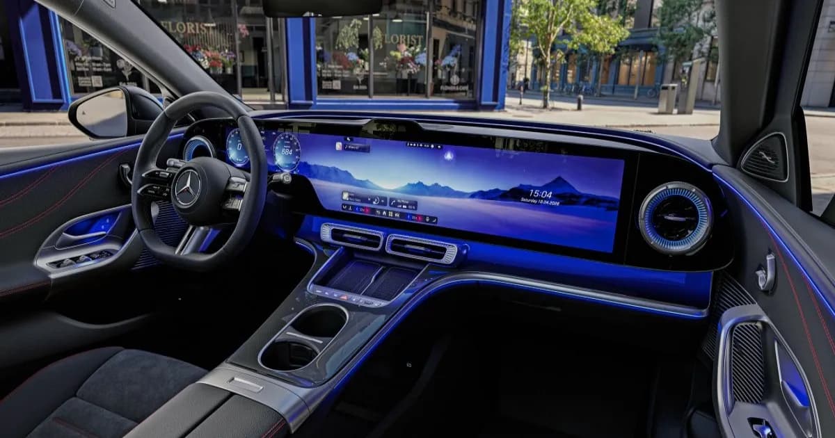 Interior Mercedes C-Class 2026 dengan layar sentuh besar di dasbor