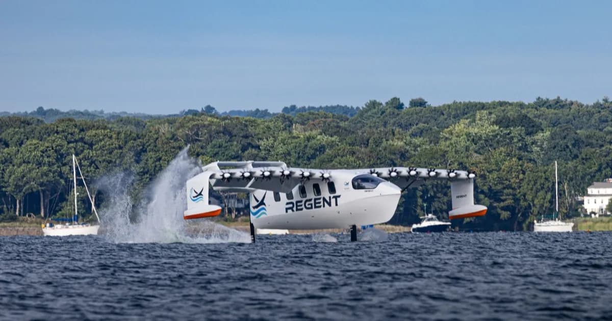 REGENT Viceroy Seaglider melayang di atas permukaan air saat uji terbang perdana dengan awak manusia di Narragansett Bay