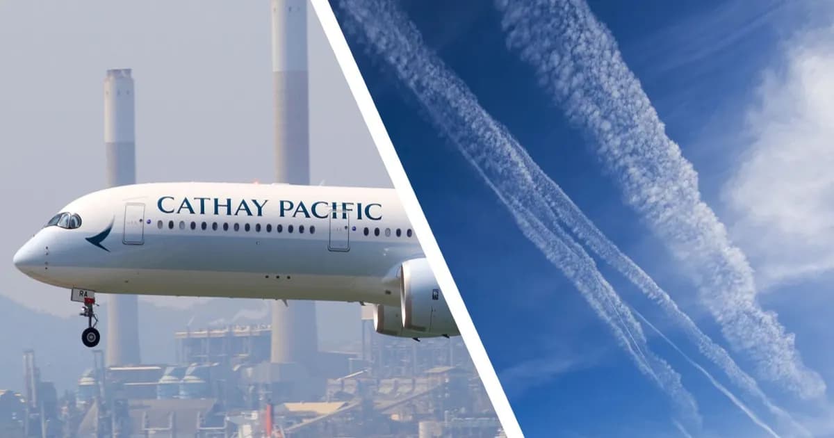 Pesawat Cathay Pacific dengan jejak contrail di langit
