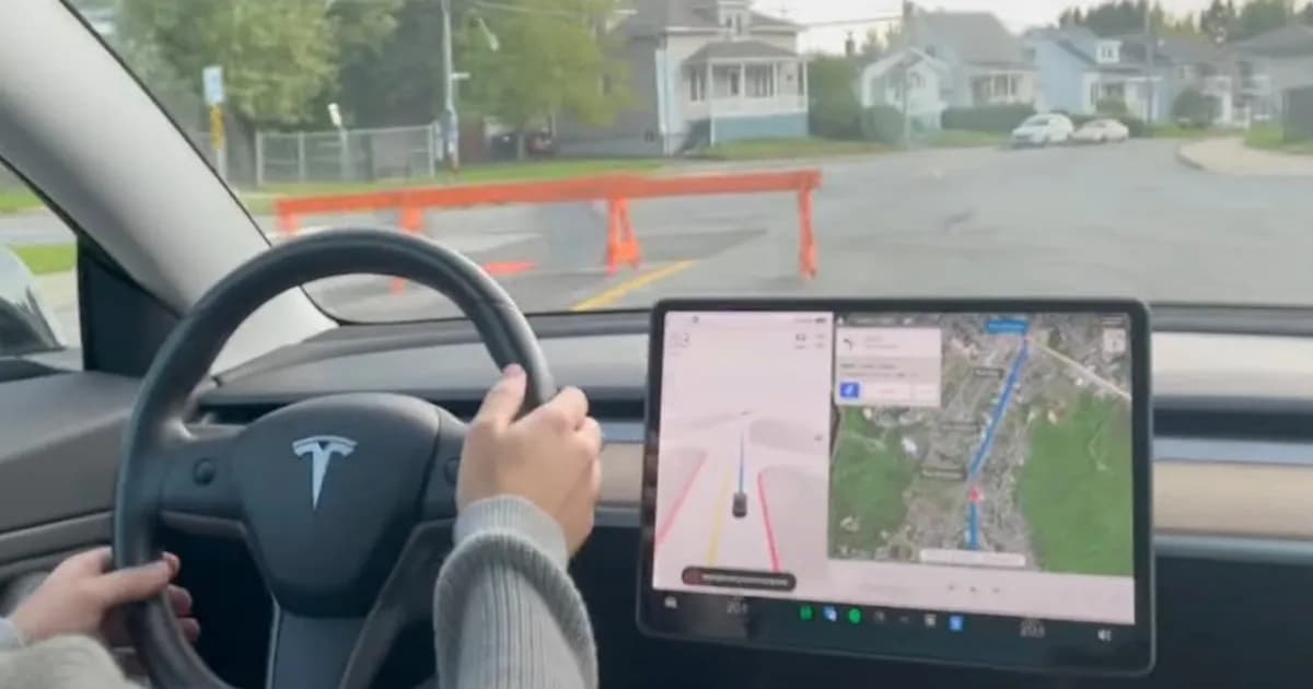 Ilustrasi sistem Full Self-Driving Beta Tesla yang sedang diuji di jalan raya