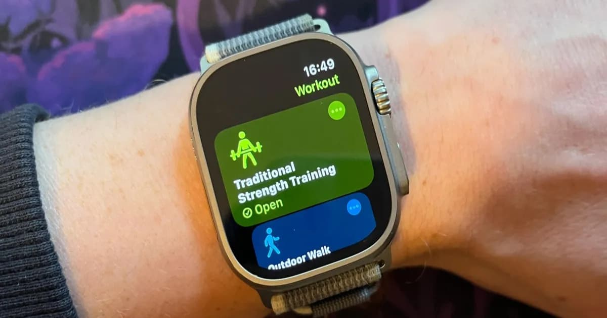 Tampilan aplikasi Workout di Apple Watch dengan fitur pencatatan set dan repetisi latihan kekuatan
