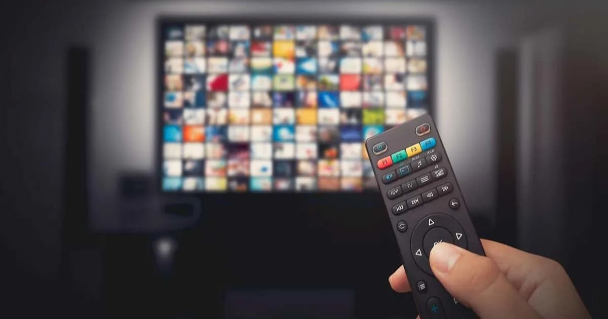 TV LG pintar yang terhubung internet dengan ilustrasi ikon privasi dan data yang dikumpulkan