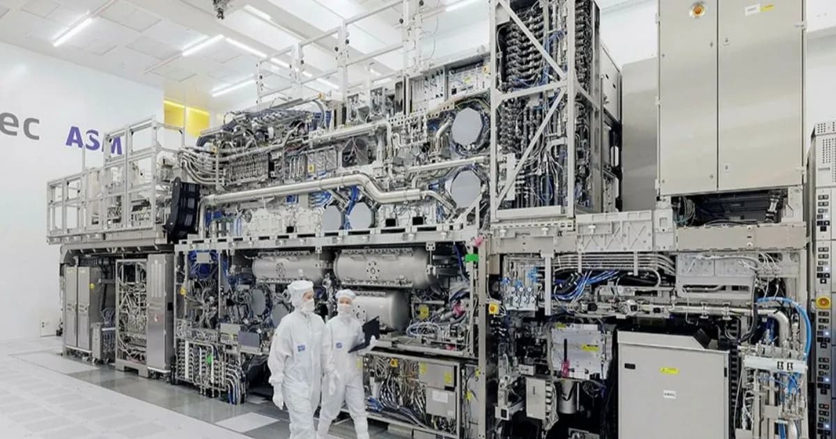 Mesin litografi High-NA EUV ASML yang digunakan Intel Foundry untuk memproses wafer 300mm
