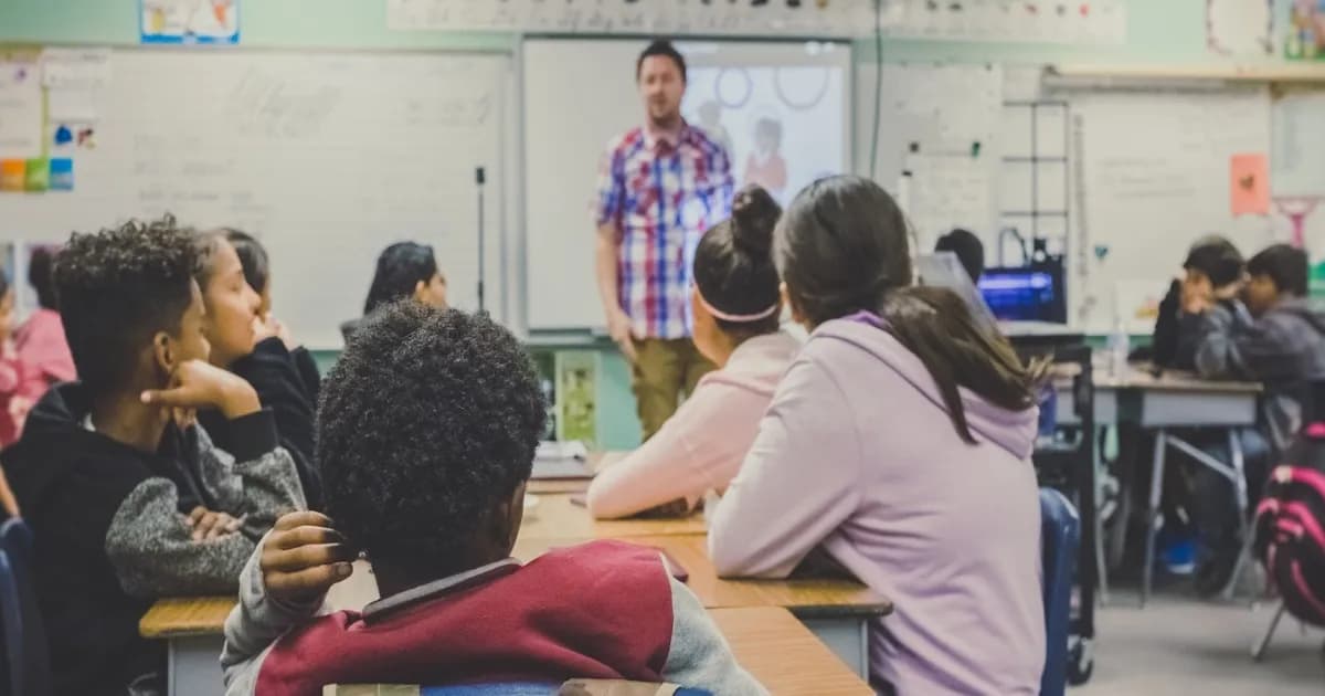 Ilustrasi AI di ruang kelas dengan siswa dan guru di Eropa