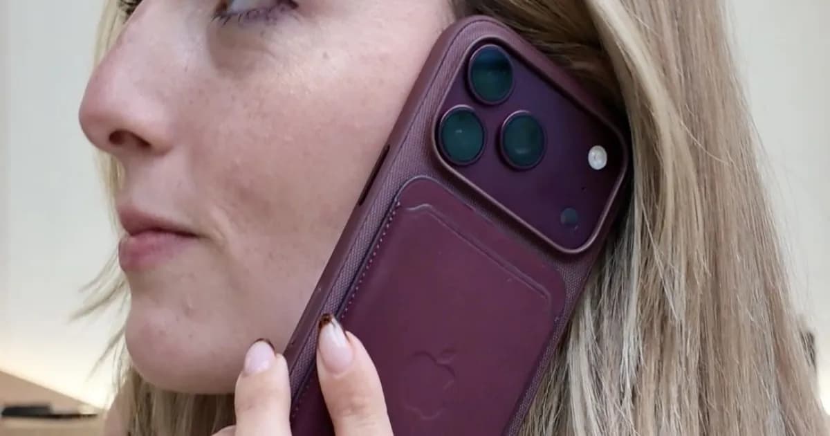 iPhone 18 Pro Max warna Burgundy dipegang mendekat ke telinga