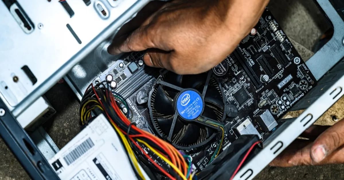 Ilustrasi pencurian perangkat keras komputer pemerintah yang melibatkan prosesor Intel Raptor Lake Refresh