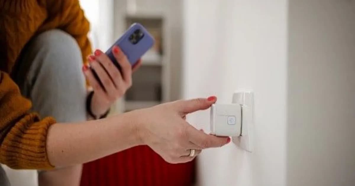 Colokan hemat energi palsu dengan pin soket patah yang masih dijual di Amazon UK