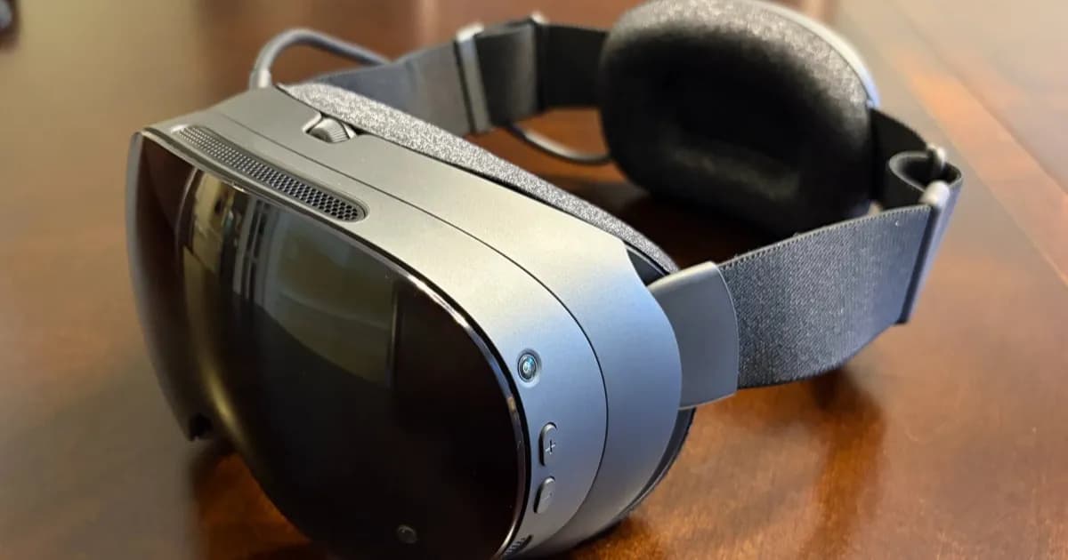 Headset VR Valve Steam Frame dengan dongle Wi-Fi 6E dan controller saat sesi hands-on