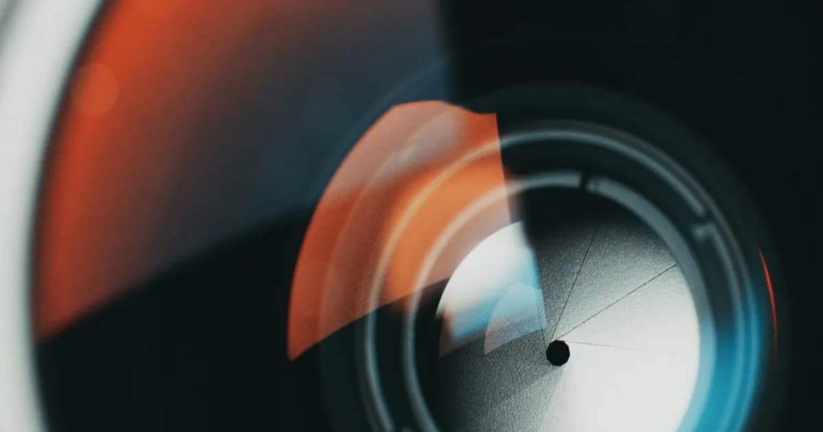 Ilustrasi akuisisi OpenAI terhadap Glass Imaging, pembuat kamera smartphone berbasis AI