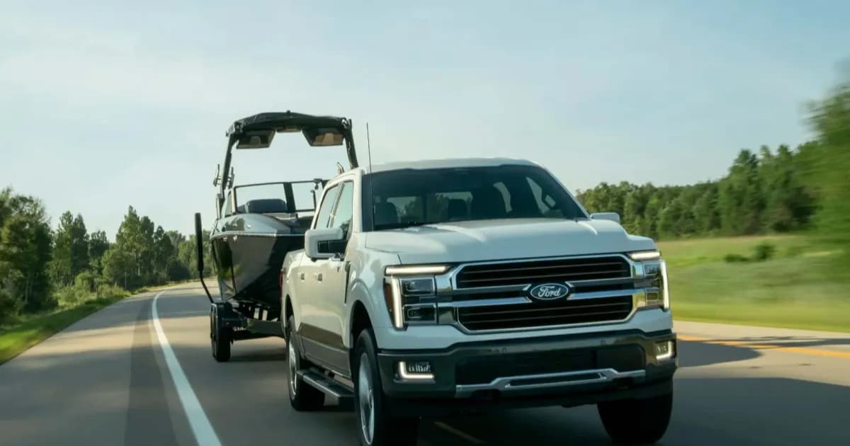Ford F-150 2027 dengan fitur BlueCruise with Towing menarik trailer di jalan bebas hambatan