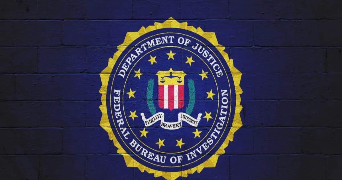 Bendera FBI berkibar di depan gedung, melambangkan klaim peningkatan penggunaan AI di biro tersebut