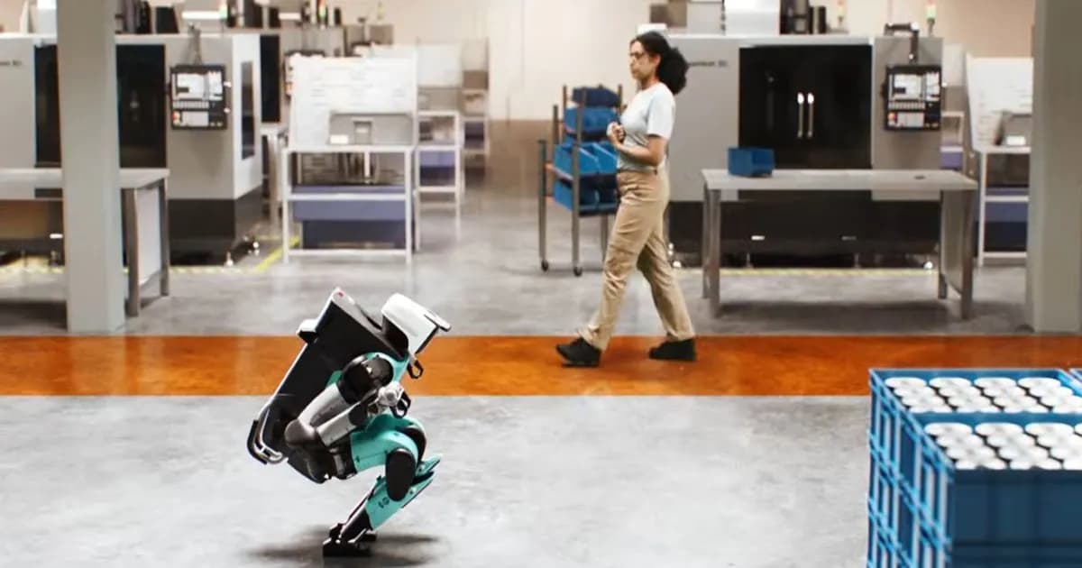 Robot humanoid Digit 5 dari Agility Robotics berlutut saat manusia mendekat.