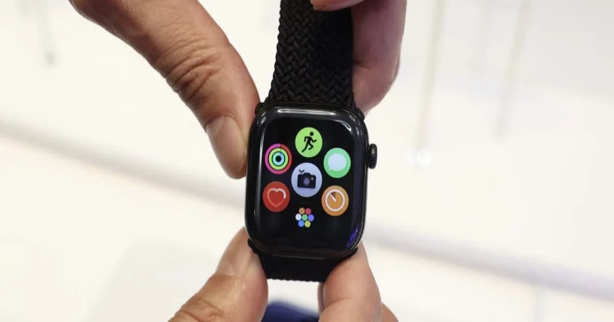 Tampilan Apple Watch dengan menu Dynamic app grid di watchOS 27