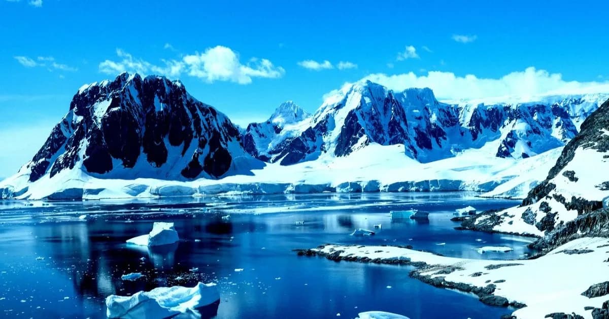 Ilustrasi pegunungan berskala Himalaya yang terkubur di bawah lapisan es Antartika sebagai bagian dari superbenua Gondwana.