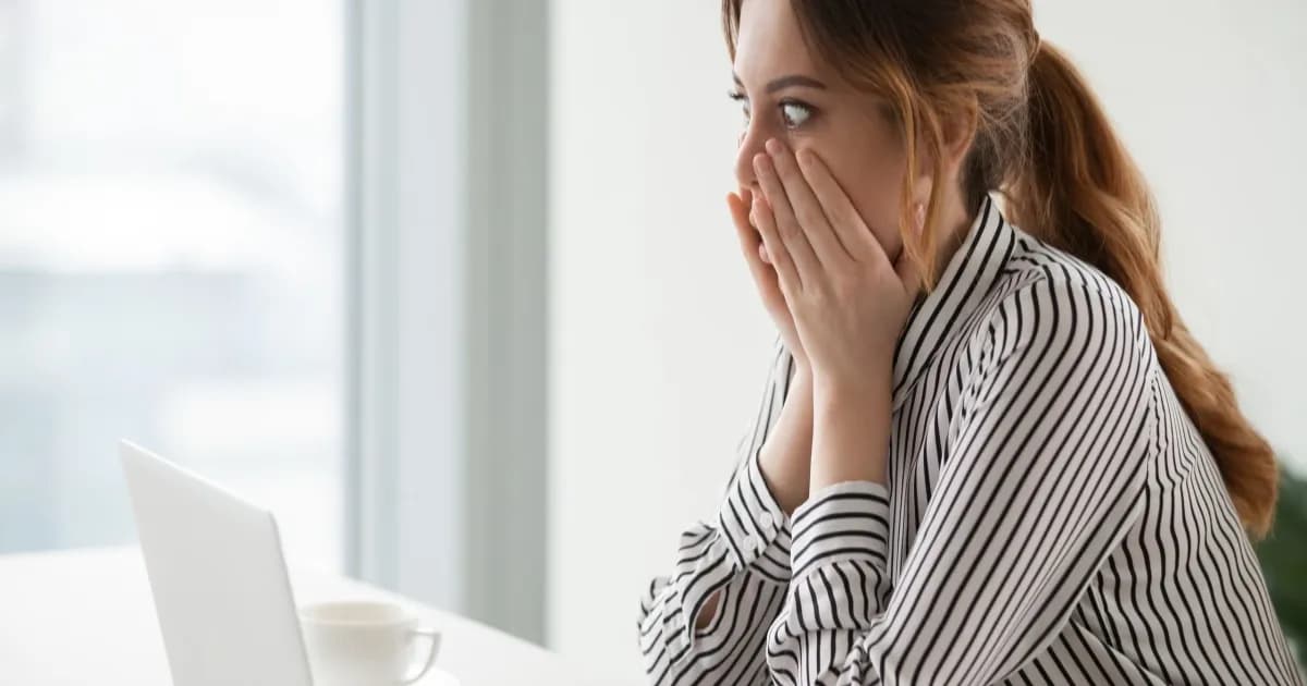 Wanita pekerja terkejut melihat layar laptop