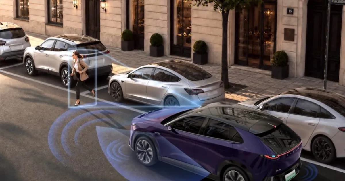 Mazda CX-6e dengan unit LiDAR atap saat mengemudi di jalan China