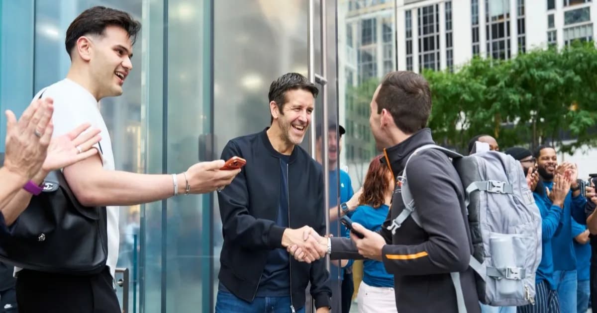 CEO Apple John Ternus berbincang dengan pelanggan di Apple Fifth Avenue New York
