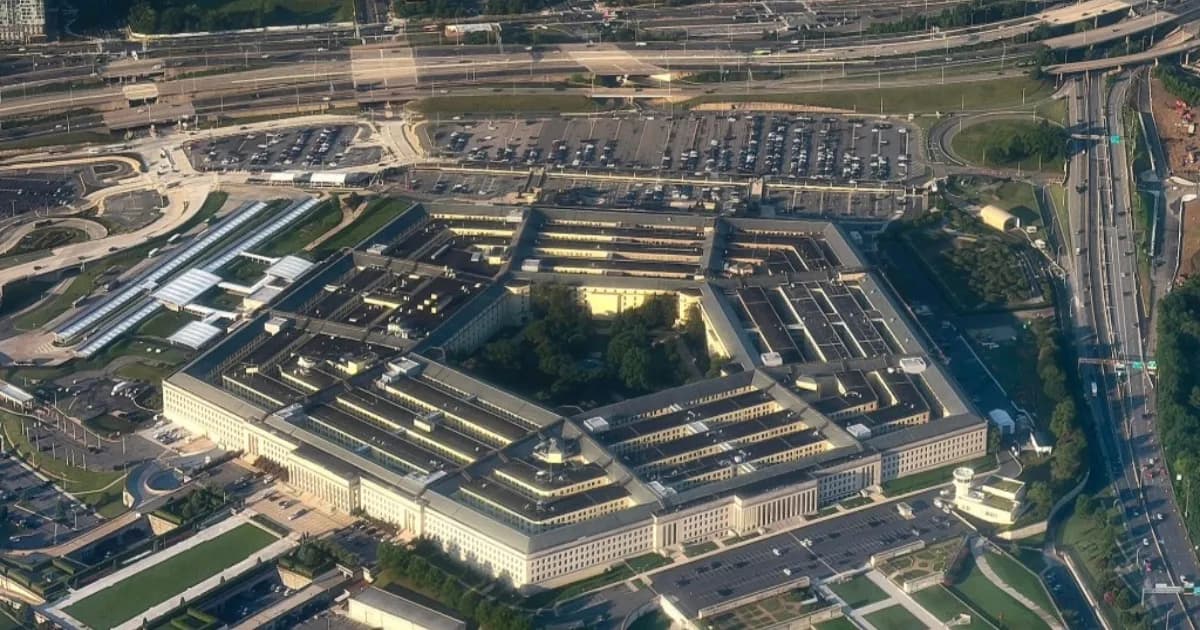 Ilustrasi kebocoran data Pentagon yang mengekspos informasi pribadi jutaan personel militer Amerika Serikat.