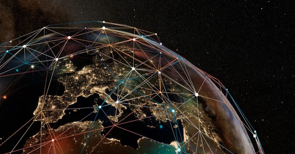 Ilustrasi globe digital dengan Eropa, Afrika, dan Asia terlihat serta kota-kota menyala, dihubungkan grid digital antarnegara