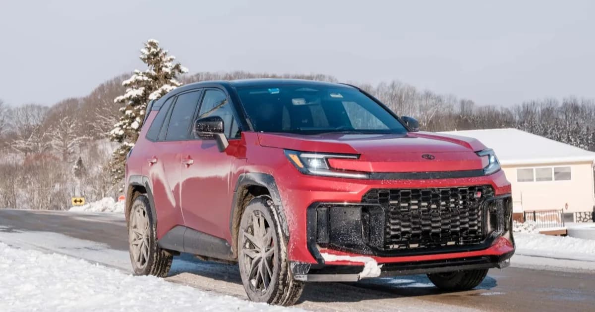 Toyota bZ Woodland 2026 sedang mengisi daya di stasiun Ionna New Jersey