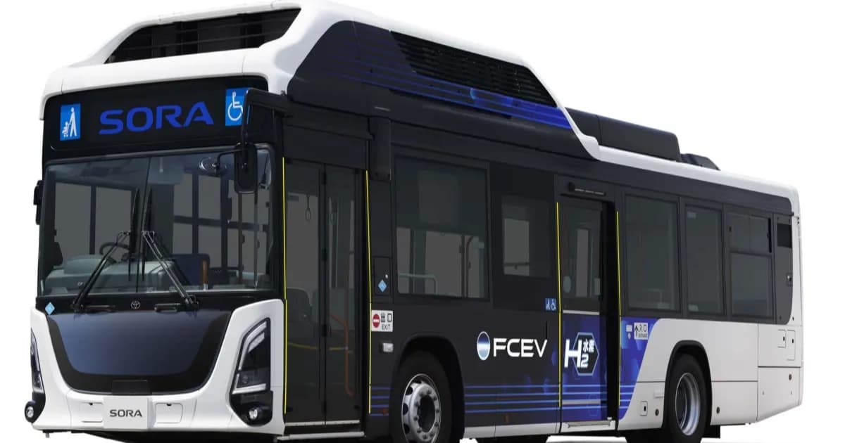 Bus hidrogen Toyota Sora generasi kedua dengan sistem sel bahan bakar di atap