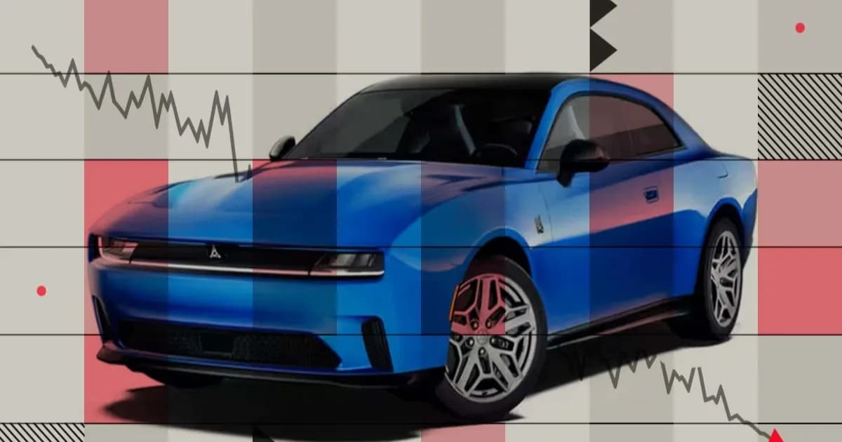 Dodge Charger Daytona EV berwarna terang tampak dari samping dengan latar jalanan Amerika Serikat