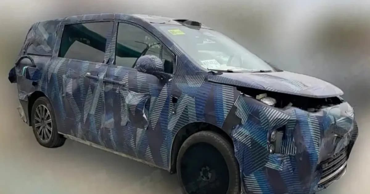 Prototipe MPV BYD Ocean Series berkamuflase dengan LiDAR atap saat mengisi daya