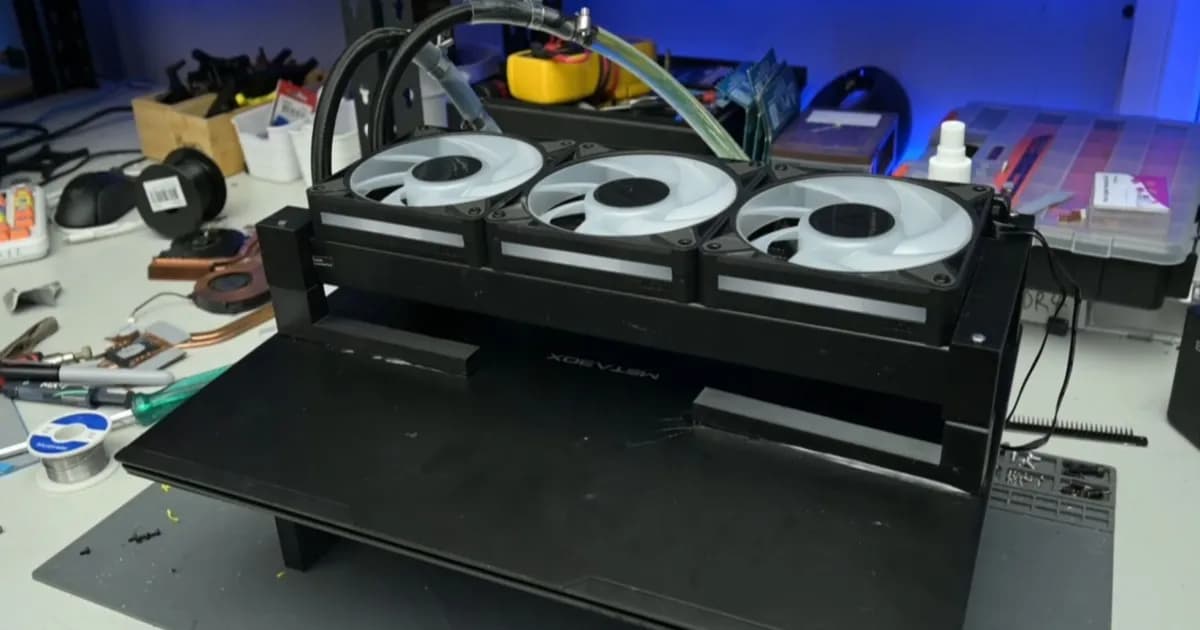 Laptop Metabox P950EP dengan sistem watercooling penuh dan radiator di belakang layar