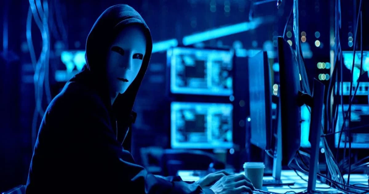 Ilustrasi hacker di depan perangkat komputer canggih terkait ancaman AI terhadap dompet blockchain kripto.