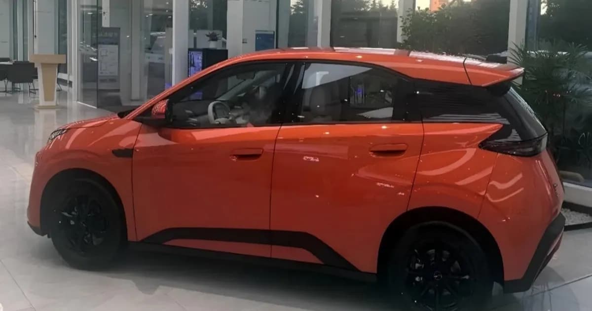 BYD Seagull generasi kedua berwarna oranye dipajang di dealer China jelang peluncuran