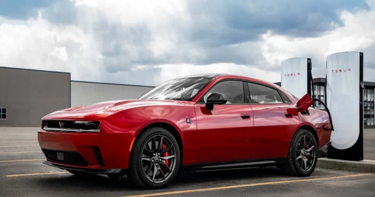 Ilustrasi pengisian daya mobil listrik Tesla di stasiun Supercharger dengan layar harga tarif per kWh.