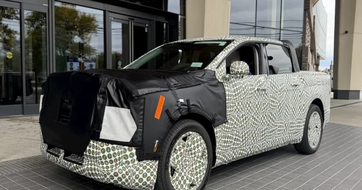 Prototipe Ford Fathom EV pickup tertangkap kamera di depan Ford World Headquarters Dearborn