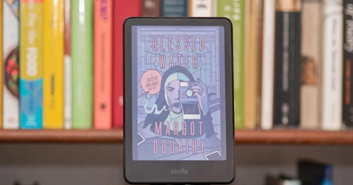 Amazon Kindle Colorsoft Signature edition e-reader menampilkan novel grafis, buku masak, dan fiksi, serta menu pengaturan